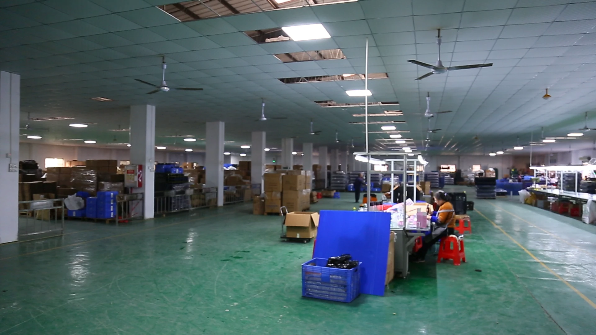 明雄工厂车间全景,可见工位、员工和物料箱